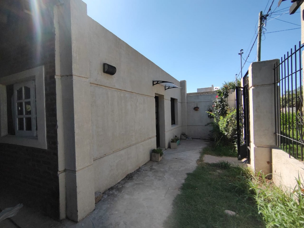 Dos propiedades sobre un mismo lote a la venta en Barrio Adelina Este