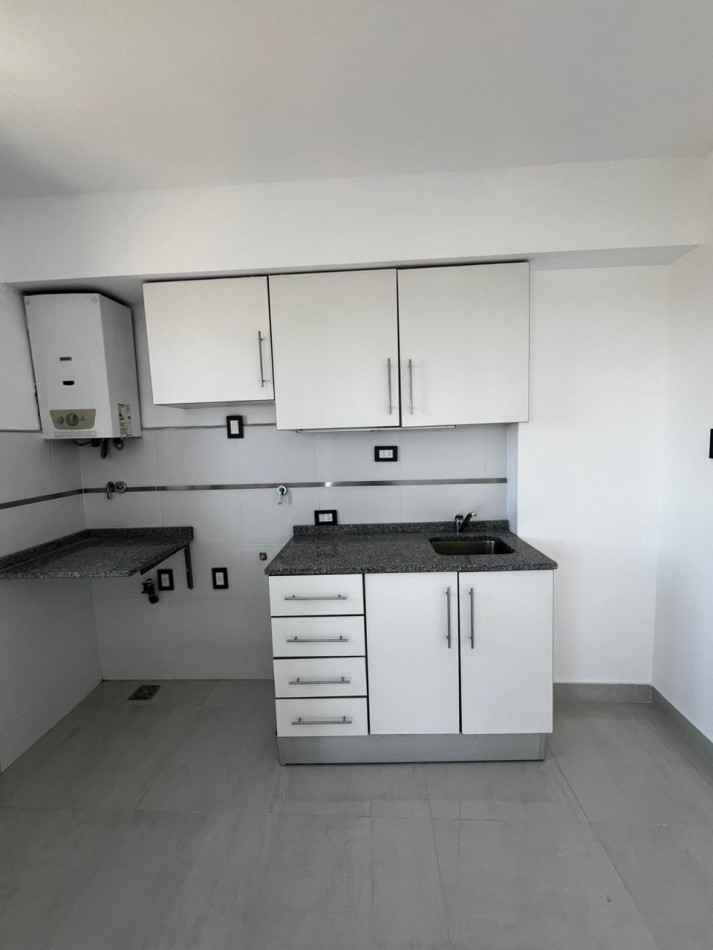 Departamento de 1 dormitorios y cochera, sobre Av. Alem